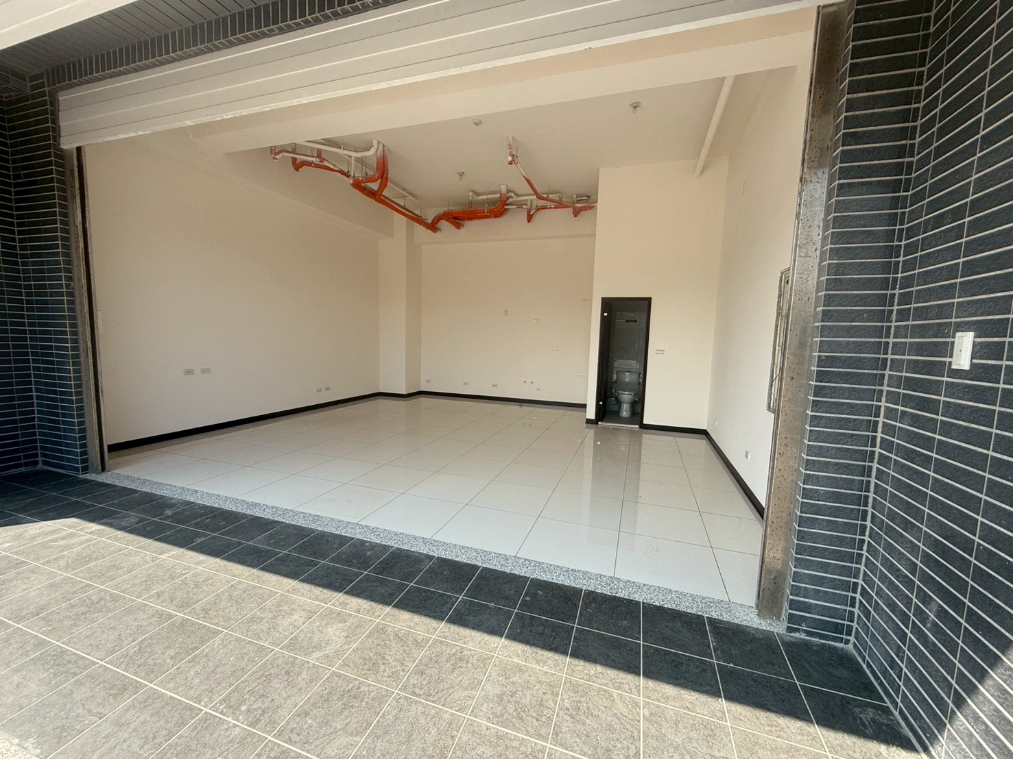 LINE_ALBUM_澋舍店面A6-272號店面開價868萬_251003_1