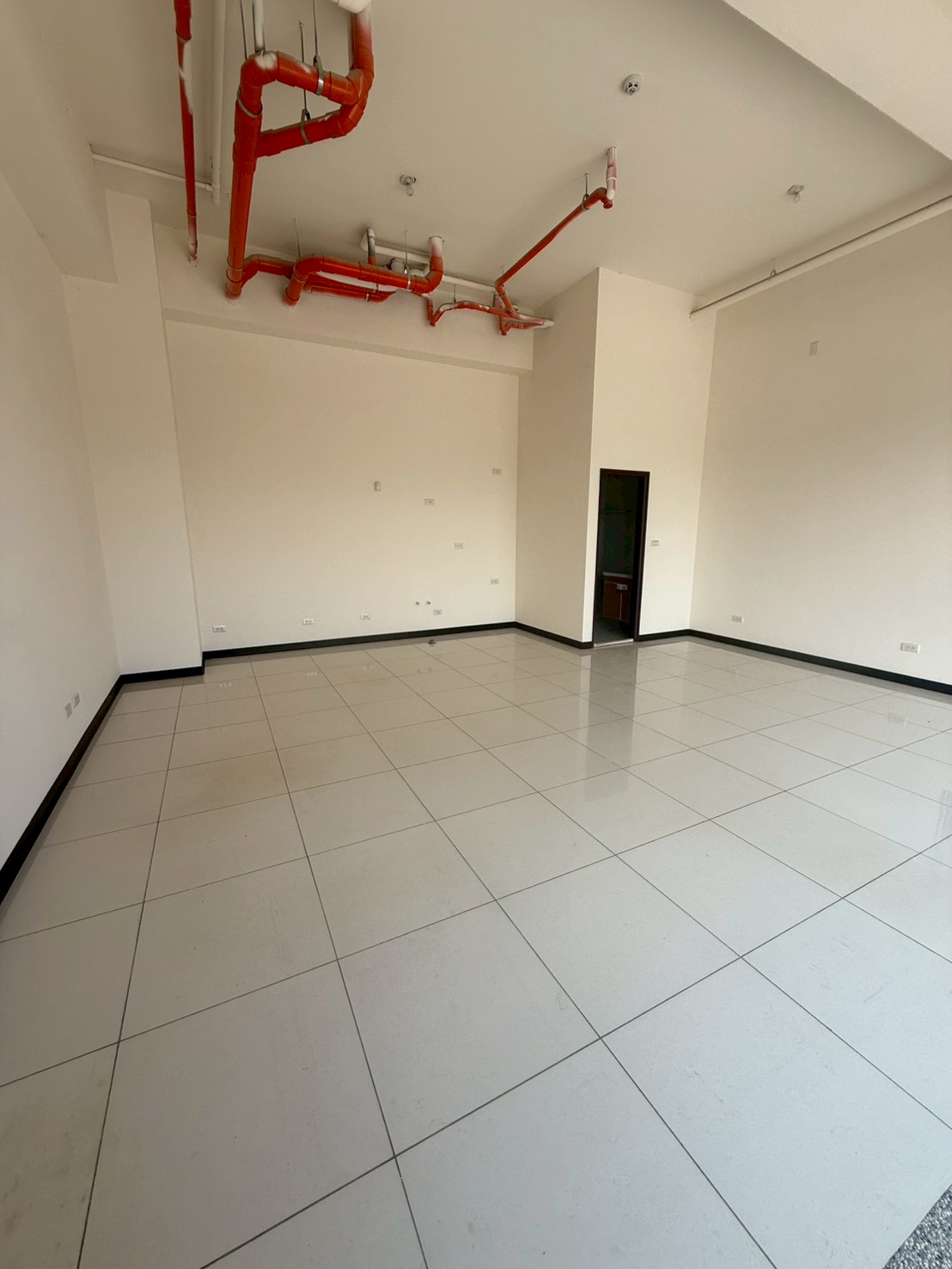 LINE_ALBUM_澋舍店面A6-272號店面開價868萬_251003_3